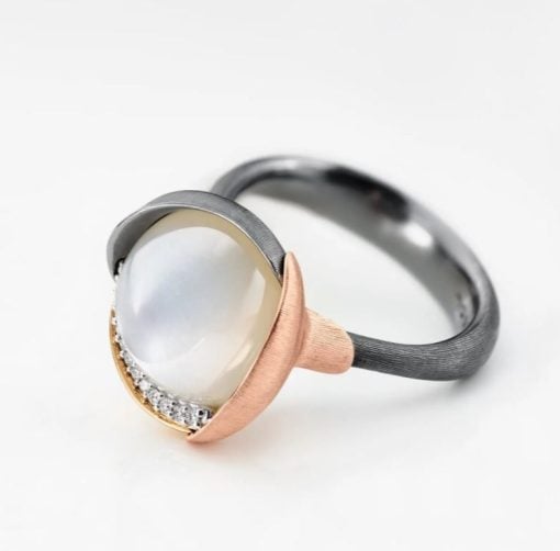 OLE LYNGGAARD COPENHAGEN Lotus ring 3 i sølv og gull med hvit månesten - Bilde 3
