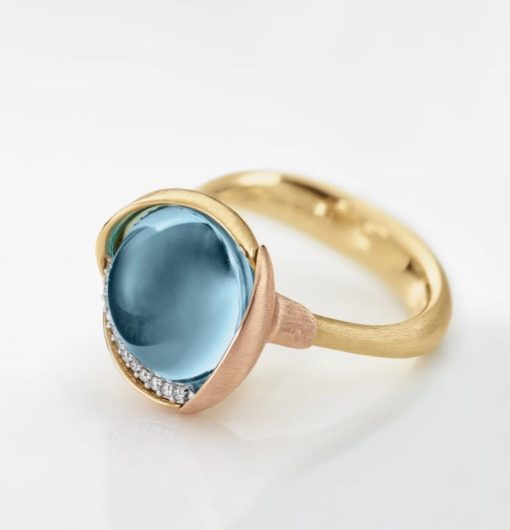 OLE LYNGGAARD COPENHAGEN Lotus ring 3 i gult gull med Skye Blue Topas - Bilde 4