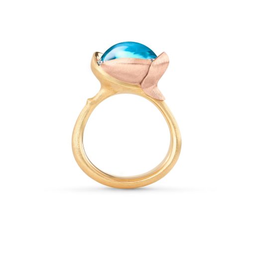 OLE LYNGGAARD COPENHAGEN Lotus ring 3 i gult gull med Skye Blue Topas - Bilde 2