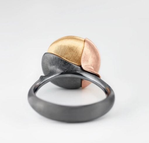 OLE LYNGGAARD COPENHAGEN Lotus ring 3 i sølv og gull med blush månesten - Bilde 5