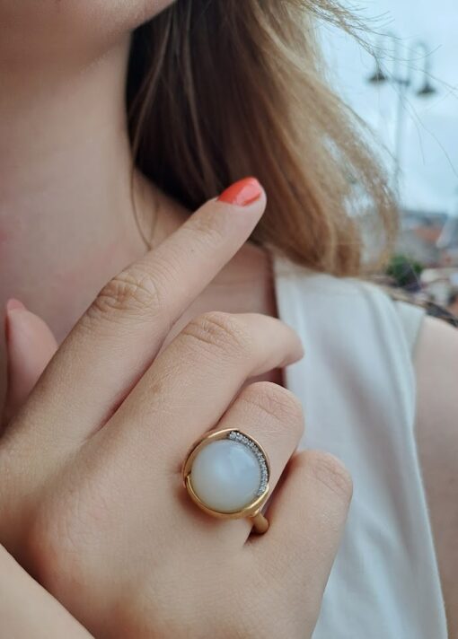 OLE LYNGGAARD COPENHAGEN Lotus ring 3 i gult gull med hvit månesten - Bilde 3