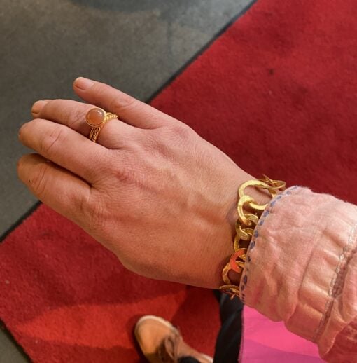 Susanne Friis Bjørner ring i forgylt sølv med ferskenfarget månesten - Bilde 4