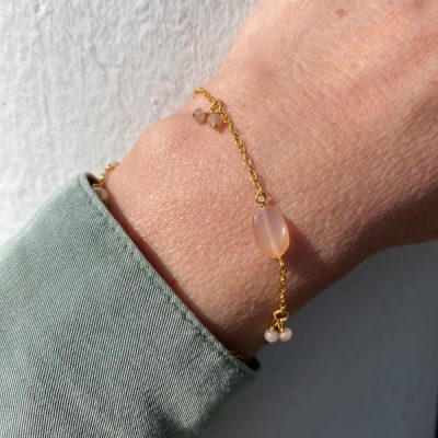 Susanne Friis Bjørner armbånd i forgylt sølv med ferskenfargede månestener