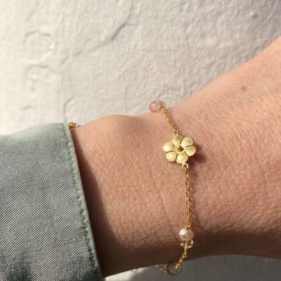 Susanne Friis Bjørner armbånd i forgylt sølv med blomst, citrin, ferkvannsperler, ferskenfargede månestener og rosenkvarts