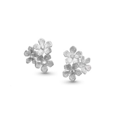 Ørepynt i rhodinert sølv med 3 blomster med c.zirkonia. Stardust overflate fra Catwalk Exclusive