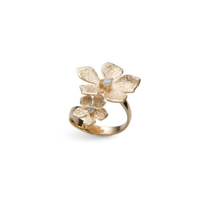 Lekker og elegant ring i forgylt sølv. Blomst i 2 ulike størrelser med glitrende c.zirkonia i hver blomst. Stardust referer til overflaten fra atwalk Exclusive